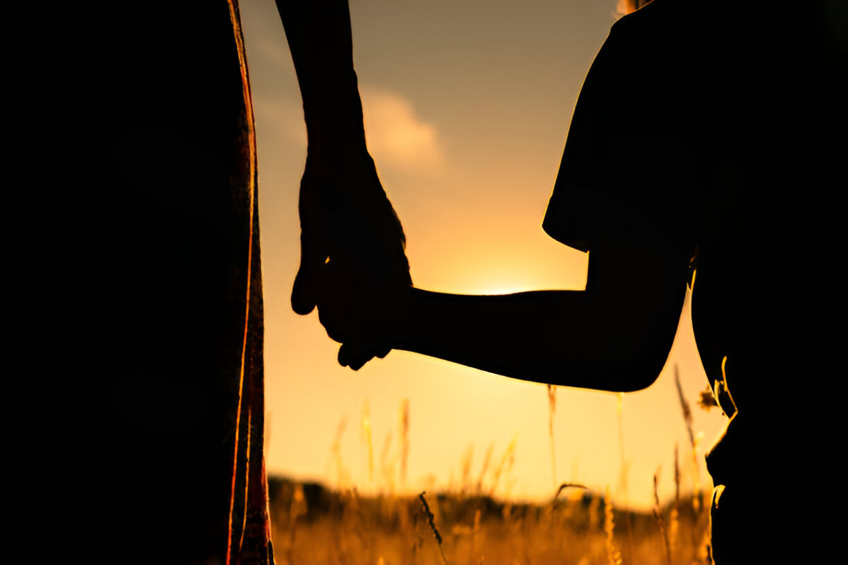 Persone che si tengono la mano