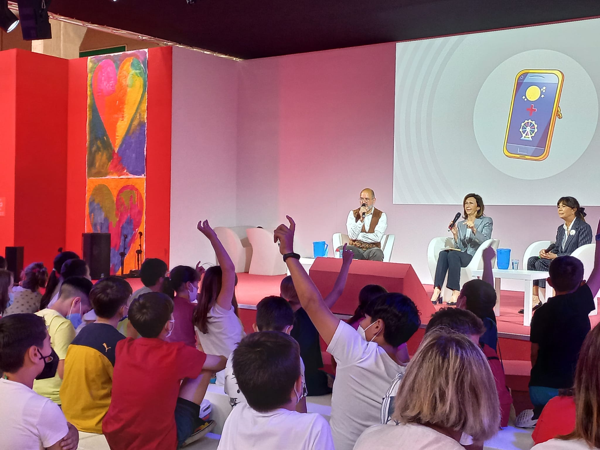L'Autorità garante Carla Garlatti dialoga con i bambini all'Arena Bookstock del Salone del libro di Torino