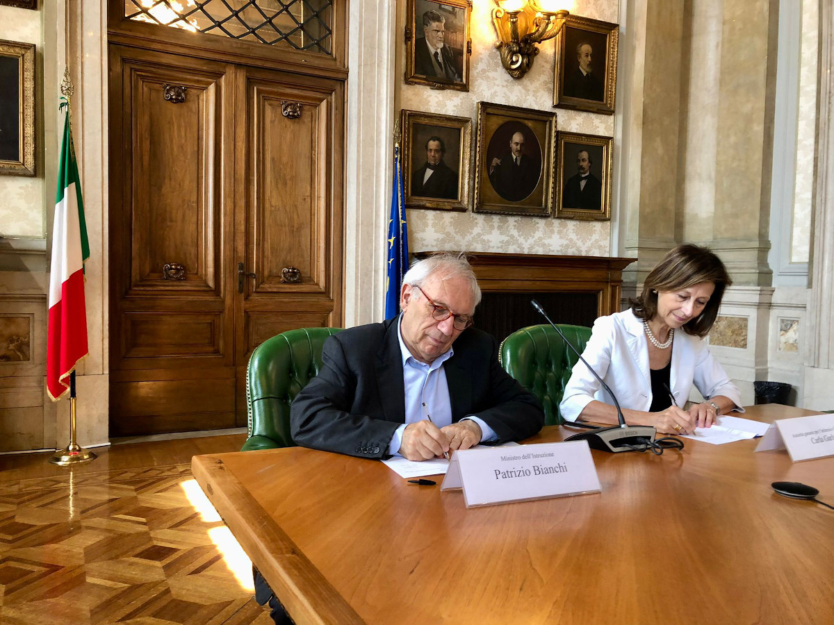 Il Ministro Bianchi e l'Autorità Garlatti firmano il protocollo.