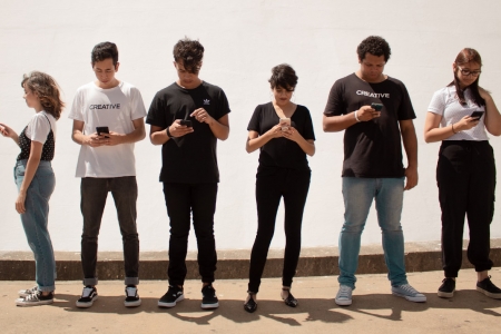 Adolescenti sui social con lo smartphone